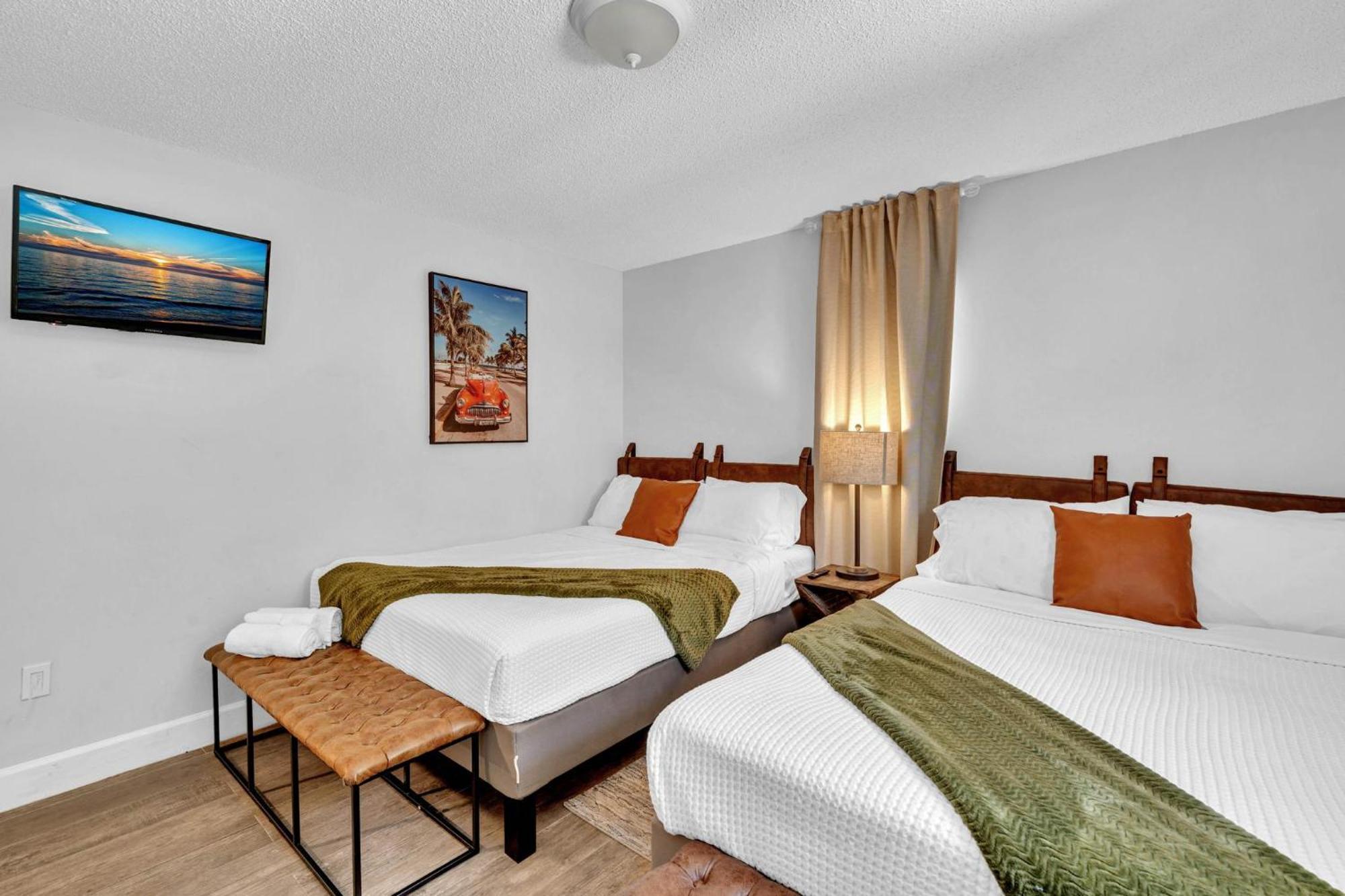 Ferienhaus Estelo's Place - Modern Townhouse With King Bed, Only 5 Min From The Airport!